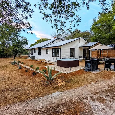 Villa Brand New Private Pool And Hot-Tub Near Main!